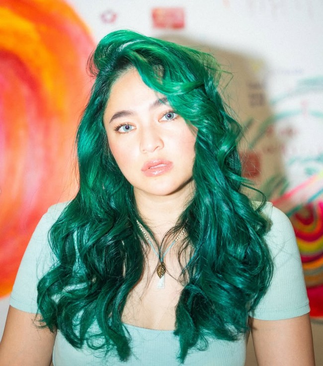 Penampilan barunya menuai pujian netizen. Banyak yang suka dengan pilihan warna rambut Marshanda. Bahkan ada yang menyebutnya mirip Sailor Neptunus, salah satu karakter superhero dalam komik ‘Sailor Moon’. Foto: Instagram/@marshanda