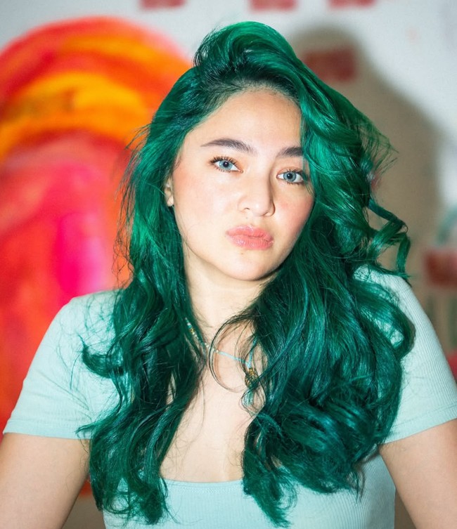 Ibu satu anak ini tampil dengan rambut warna hijau emerald yang mencolok. Foto: Instagram/@marshanda