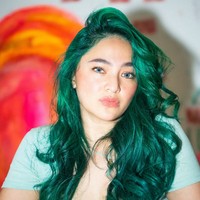 Ibu satu anak ini tampil dengan rambut warna hijau emerald yang mencolok. Foto: Instagram/@marshanda