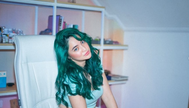 Rambut sepanjang pinggang ditata dengan gaya bergelombang. Cat hijau dengan sentuhan metalik menegaskan gayanya yang nyentrik. Foto: Instagram/@marshanda