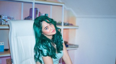 7 Potret Marshanda dengan Rambut Hijau Mentereng, Mirip Sailor Neptunus