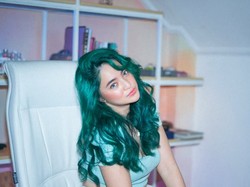 7 Potret Marshanda dengan Rambut Hijau Mentereng, Mirip Sailor Neptunus