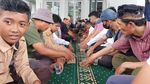 Dari Perut Naik ke Hati, Suasana Makan Gratis di Masjid Baitul Huda Bandung