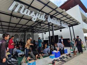 Dari Perut Naik ke Hati, Suasana Makan Gratis di Masjid Baitul Huda Bandung
