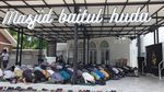 Dari Perut Naik ke Hati, Suasana Makan Gratis di Masjid Baitul Huda Bandung