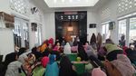 Dari Perut Naik ke Hati, Suasana Makan Gratis di Masjid Baitul Huda Bandung