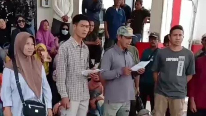 Masyarakat Desa Pusaka demo di Inspektorat Sambas menuntut kades dan sekdes mundur dari jabatan.