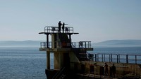 Pantai ini jadi destinasi yang ramai dikunjungi wisataan saat cuaca hangat dan bersahabat.
