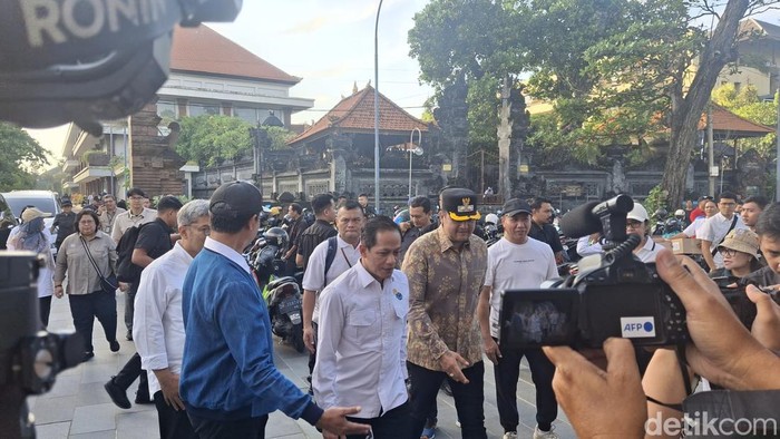 Menteri Lingkungan Hidup, Hanif Faisol Nurofiq (dua dari kiri), saat meninjau Posko Satgas Penanganan Sampah Laut di Pantai Kuta, Badung. Sabtu (12/4/2025). (Fabiola Dianira).