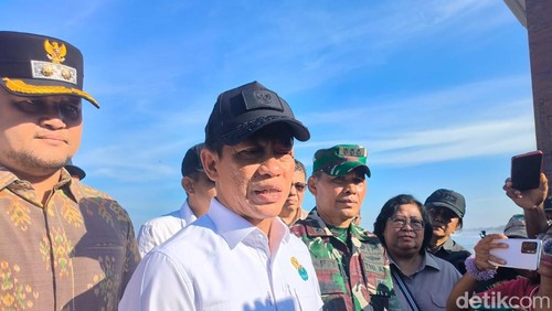 Menteri Lingkungan Hidup, Hanif Faisol Nurofiq, saat meninjau Posko Satgas Penanganan Sampah Laut di Pantai Kuta, Badung. Sabtu (12/4/2025). (Fabiola Dianira)