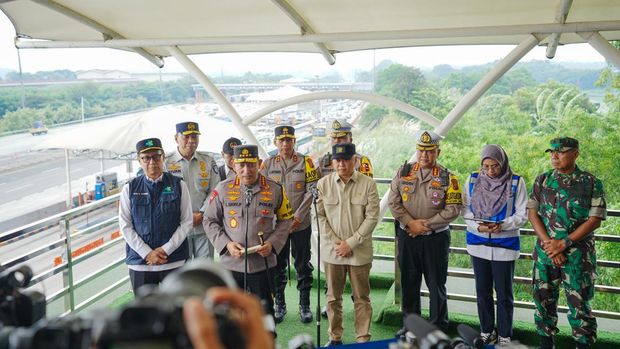 Momen Kapolri Jenderal Listyo Sigit Prabowo saat meninjau arus mudik Lebaran 2025 (dok.Korlantas Polri)