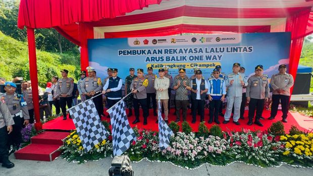 Momen Kapolri Jenderal Listyo Sigit Prabowo saat meninjau arus mudik Lebaran 2025 (dok.Korlantas Polri)