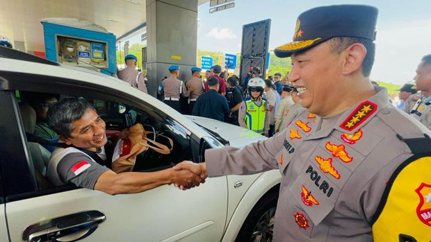 Momen Kapolri Jenderal Listyo Sigit Prabowo saat meninjau arus mudik Lebaran 2025 (dok.Korlantas Polri)