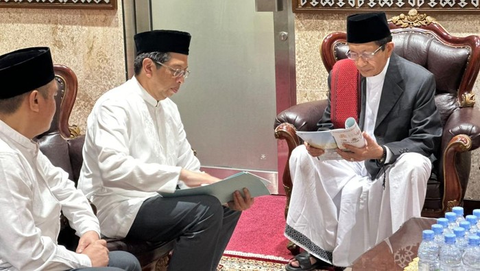 Menteri Agama Nasaruddin Umar (kanan) menerima peta mitigasi risiko puncak haji 2025 di Masjid Istiqlal, Jakarta Pusat, Jumat (11/5/2025).