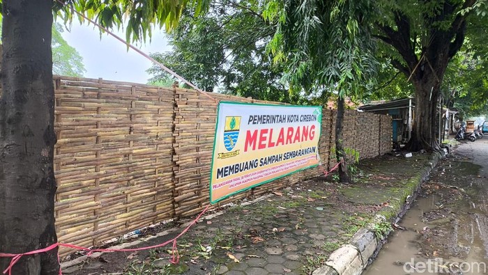 Pagar bambu di TPS liar di Kalitanjung Kota Cirebon.