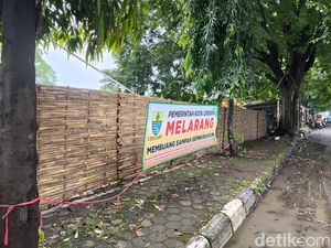 Pagar Bambu ala Pemkot Cirebon Cegah Tumpukan Sampah di TPS Liar