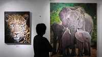 Warga mengamati lukisan pada pameran seni rupa bertema Equilibrium di Galeri Prabangkara, Surabaya, Jawa Timur, Sabtu (12/4/2025).