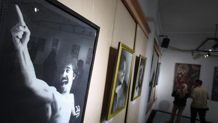 Warga mengamati lukisan pada pameran seni rupa bertema Equilibrium di Galeri Prabangkara, Surabaya, Jawa Timur, Sabtu (12/4/2025). Sebanyak 52 lukisan karya 12 perupa dari Seniman Malang Raya yang menggambarkan tentang satwa, kesenian tari, pemandangan alam dan lain-lain tersebut berlangsung hingga 17 April 2025. ANTARA FOTO/Didik Suhartono/YU