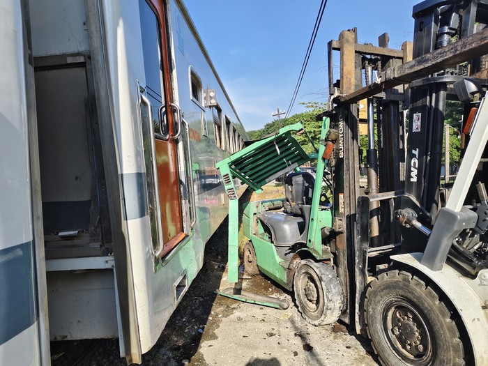 Parkir di Ruang Milik Jalur KA, Forklift Tertabrak Commuter Line Jenggala