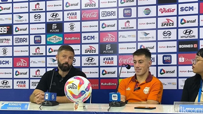 Pelatih Borneo FC Joaquin Gomez dan pemain Borneo FC Mariano Peralta.