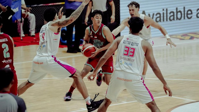 Pemain Bali United, Gede Elgi Wimbardi (jersey merah) diapit tiga pemain RANS Simba Bogor dalam lanjutan IBL 2025 di GOR Purna Krida, Kerobokan, Sabtu (12/4/2025). (Dokumentasi Bali United)