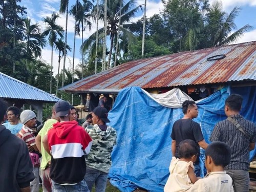 Polisi saat melakukan olah TKP pembacokan di Kampung Wano Kalla, Desa Mareda Wunni, Kecamatan Wewewa Tengah, Kabupaten Sumba Barat Daya, NTT. (Dok. Polres Sumba Barat Daya).