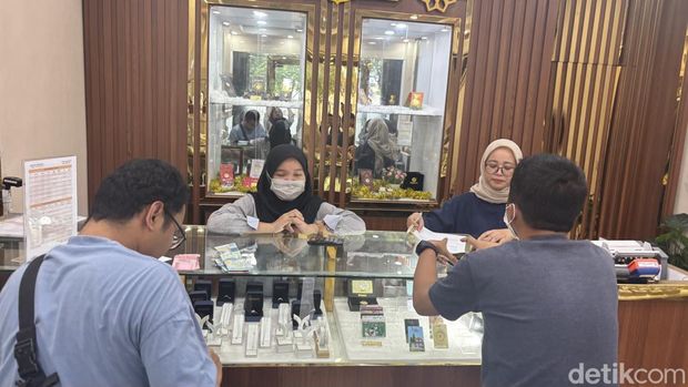 Pembeli menyerbu Galeri 24 di Surabaya.