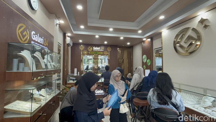 Pembeli menyerbu Galeri 24 di Surabaya.