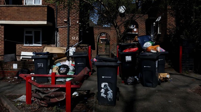 Penampakan Jorok Kota di Inggris Imbas Tukang Sampah Mogok Kerja Rubbish bags lie on the street, as the strike action by Birmingham bin workers represented by the Unite union enters its fifth week in Birmingham, Britain, April 11, 2025. REUTERS/Hannah McKay
