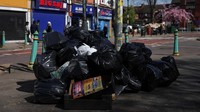 Lebih dari 17.000 ton sampah menumpuk di jalan-jalan dan trotoar.