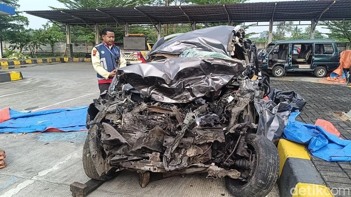 Penampakan mobil vs bus terlibat laka di Tol Pekalongan Km 332 arah Jakarta, Sabtu (12/4/2025).