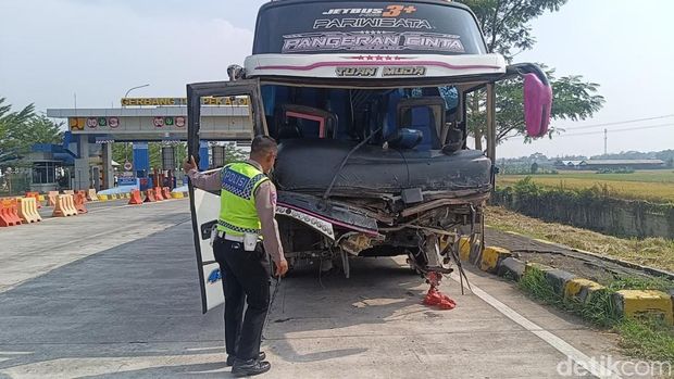 Penampakan mobil vs bus terlibat laka di Tol Pekalongan Km 332 arah Jakarta, Sabtu (12/4/2025).