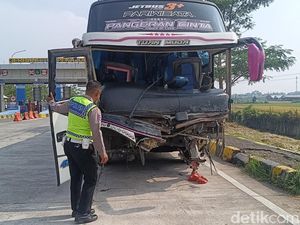 Bus Adu Banteng dengan BRV di Tol Pekalongan Angkut Rombongan Bonek Surabaya