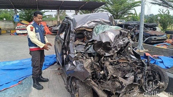 Penampakan mobil vs bus terlibat laka di Tol Pekalongan Km 332 arah Jakarta, Sabtu (12/4/2025).