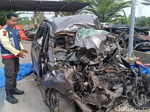 Tabrakan dengan Bus Bonek di Tol Pekalongan, BRV yang Lawan Arah Ringsek Parah