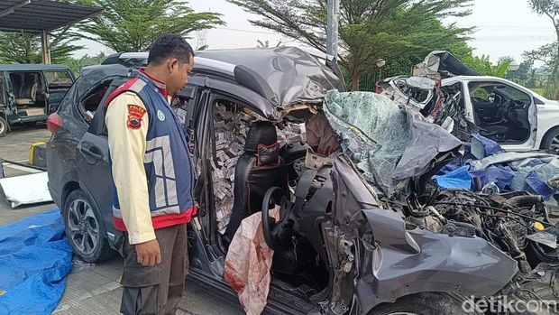 Penampakan mobil vs bus terlibat laka di Tol Pekalongan Km 332 arah Jakarta, Sabtu (12/4/2025).
