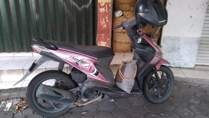 Penampakan motor dan tas Mbak Ida yang ditemukan tewas di Sungai Code Bantul, Selasa (1/4/2025).