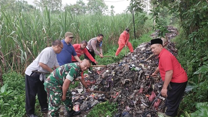 Penanganan tumpukan sampah menutup akses jalan warga di Kabupaten Malang