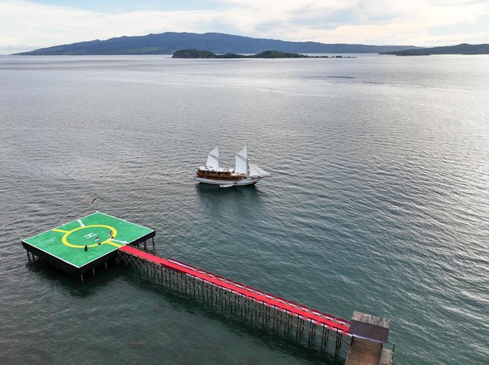 Penari menyaksikan kapal wisata yang berlabuh di dekat infrastruktur hub pariwisata berupa heliport dan dermaga kapal wisata di kawasan The Golo Mori, Manggarai Barat, Nusa Tenggara Timur, Sabtu (12/4/2025). Kawasan yang dikelola oleh PT Pengembangan Pariwisata Indonesia (ITDC) tersebut terus dikembangkan yaitu dengan pembangunan terminal khusus pariwisata guna meningkatkan kunjungan ke The Golo Mori yang dikembangkan sebagai Sustainable Marine-Based MICE Tourism Destination. ANTARA FOTO/Fikri Yusuf/YU