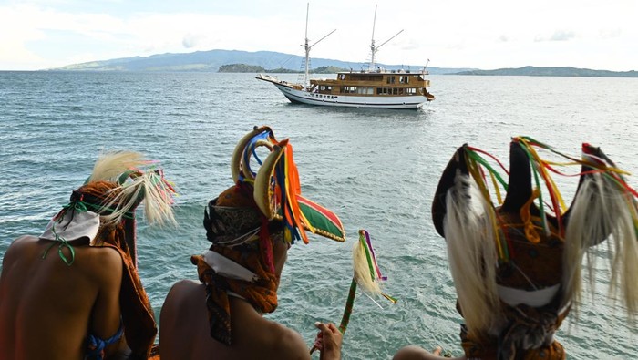 Pengembangan kawasan The Golo Mori Penari menyaksikan kapal wisata yang berlabuh di dekat infrastruktur hub pariwisata berupa heliport dan dermaga kapal wisata di kawasan The Golo Mori, Manggarai Barat, Nusa Tenggara Timur, Sabtu (12/4/2025). Kawasan yang dikelola oleh PT Pengembangan Pariwisata Indonesia (ITDC) tersebut terus dikembangkan yaitu dengan pembangunan terminal khusus pariwisata guna meningkatkan kunjungan ke The Golo Mori yang dikembangkan sebagai Sustainable Marine-Based MICE Tourism Destination. ANTARA FOTO/Fikri Yusuf/YU