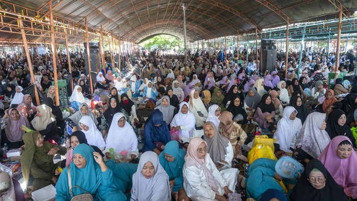 Peringatan Haul Guru Tua di Palu Sejumlah warga mengikuti acara peringatan Haul ke-57 Habib Idrus bin Salim Aljufri atau Guru Tua, pendiri perguruan Alkhairaat di Palu, Sulawesi Tengah, Sabtu (12/4/2025). Puluhan ribu warga dan simpatisan Alkhairaat dari seluruh Indonesia dan luar negeri menghadiri peringatan hari wafatnya pendiri perguruan Alkhairaat yang saat ini telah memiliki ratusan pesantren, ribuan madrasah, perguruan tinggi dan rumah sakit yang tersebar di nusantara. ANTARA FOTO/Basri Marzuki/nz