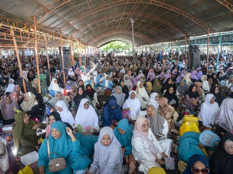 Puluhan Ribu Orang Hadiri Peringatan Haul Guru Tua di Palu