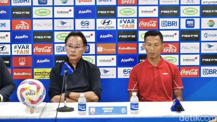 Pelatih Persis Solo, Ong Kim Swee, dalam konferensi pers usai laga melawan Malut United, Sabtu (12/4/2025).