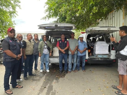 Petugas BP3MI NTT dan keluarga saat menjemput dua jenazah PMI di Kargo Bandara El Tari Kupang, NTT, Sabtu (12/4/2025). (Dok. BP3MI NTT).