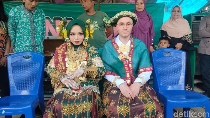 Pria Turki, Baitullah, menikahi Salmiati di Sulawesi Barat dengan mahar 1 stel emas dan Rp 70 juta.