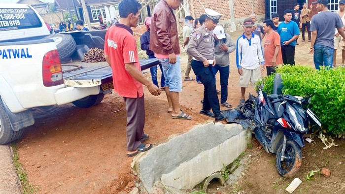 Polisi saat olah TKP kecelakaan yang tewaskan pelajar di Lampung Tengah.