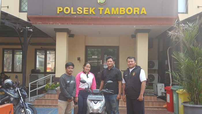 Polsek Tambora mengembalikan motor yang dicuri ke pemiliknya.