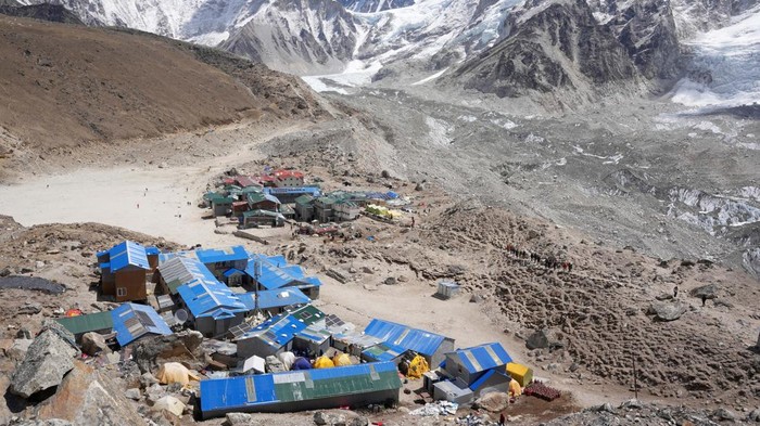 Mountaineers and trekkers head towards the Everest base camp from Lobuche in the Solukhumbu district, also known as the Everest region, Nepal April 12, 2025. REUTERS/Purnima Shrestha