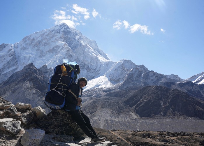 Mountaineers and trekkers head towards the Everest base camp from Lobuche in the Solukhumbu district, also known as the Everest region, Nepal April 12, 2025. REUTERS/Purnima Shrestha