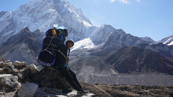 Mountaineers and trekkers head towards the Everest base camp from Lobuche in the Solukhumbu district, also known as the Everest region, Nepal April 12, 2025. REUTERS/Purnima Shrestha